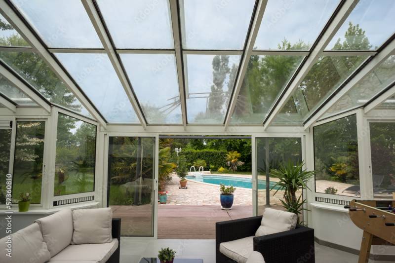 Pose de stores anti chaleur sur mesure pour isoler vos toitures, puits de lumière et véranda