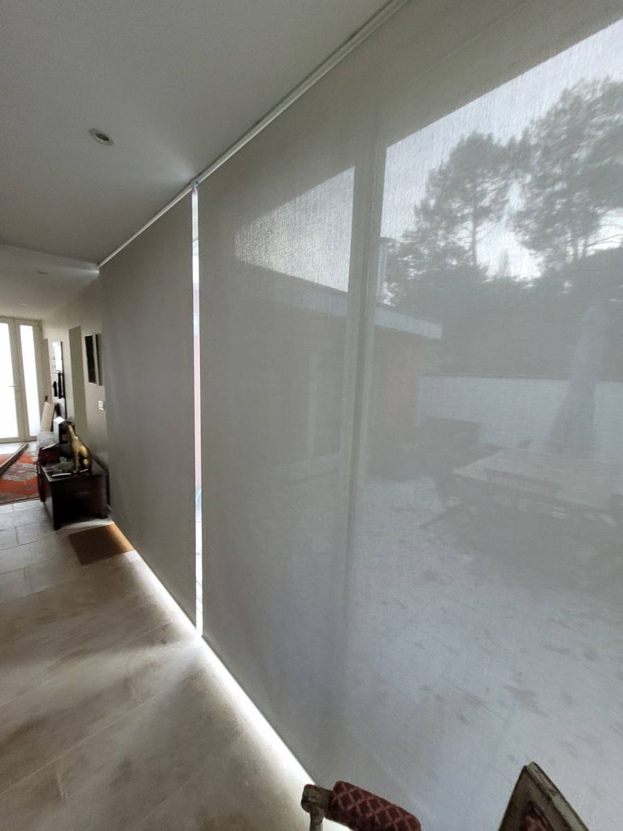 Pose de stores anti chaleur enrouleurs avec fixation clips plafond à La Teste de Buch en Gironde