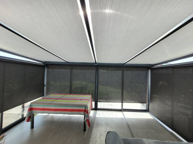 Pose de stores anti chaleur enrouleurs motorisé pour toiture de véranda