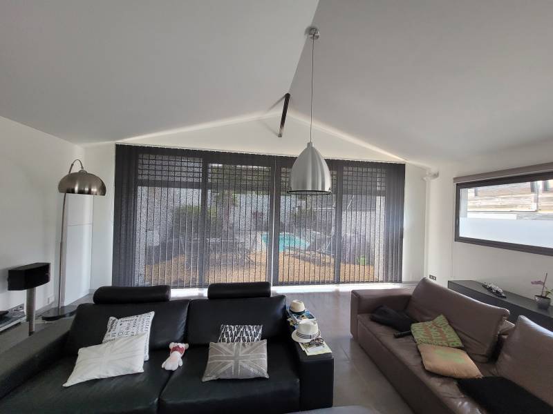 Pose de stores californiens pour isoler de la chaleur une grande baie vitrée dans Bordeaux