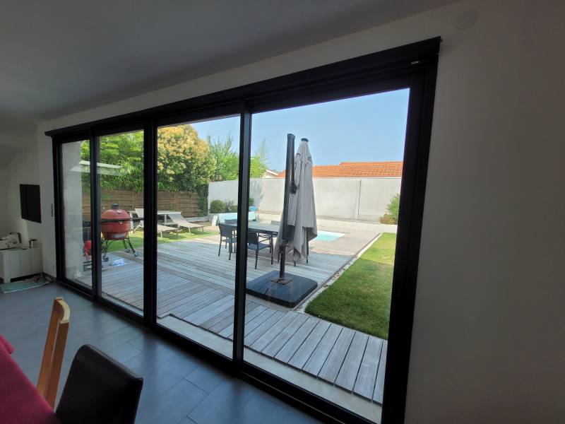 Installation de stores enrouleurs isolants en été comme en hiver pour profiter pleinement de vos pièces vitrées orientées sud ou ouest