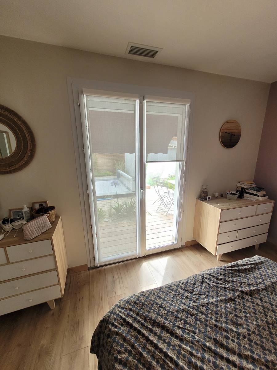 Avec notre toile 555 transparente, protéger vous de la chaleur en été, limiter les déperditions de chaleur en hiver tout en gardant un maximum de luminosité