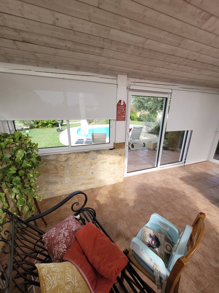 Pose de stores enrouleurs isolants fabriqués sur mesure pour profiter de vos pièces vitrées toute l'année