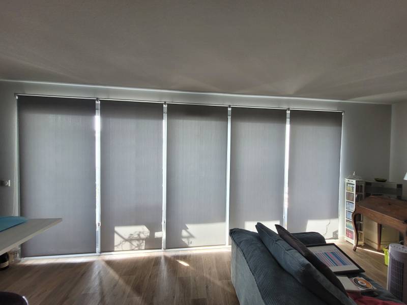 Pose de stores anti chaleur pour isoler du soleil et du vis à vis un appartement en plein Bordeaux