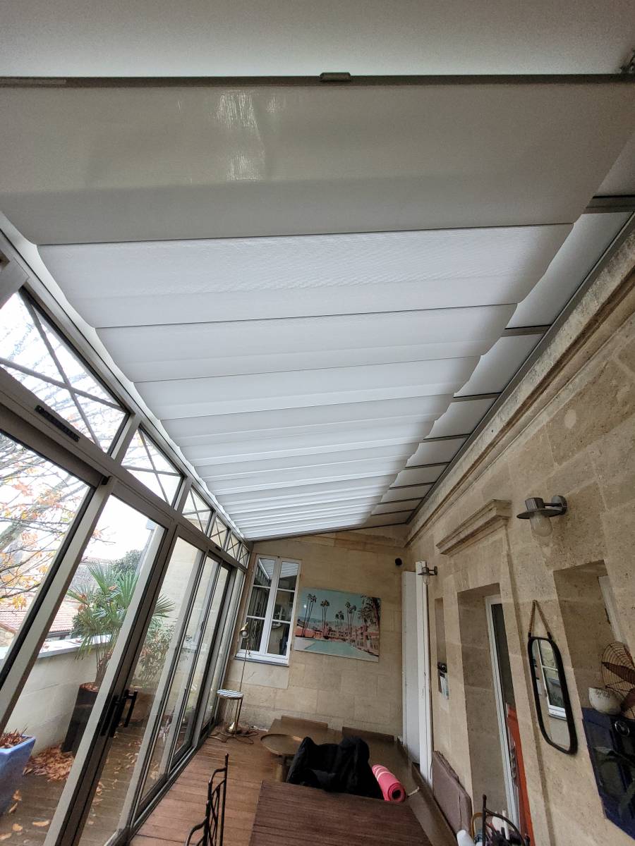 pose à Bordeaux d'un store fabriqué sur mesure pour isoler une toiture de véranda de  grande taille