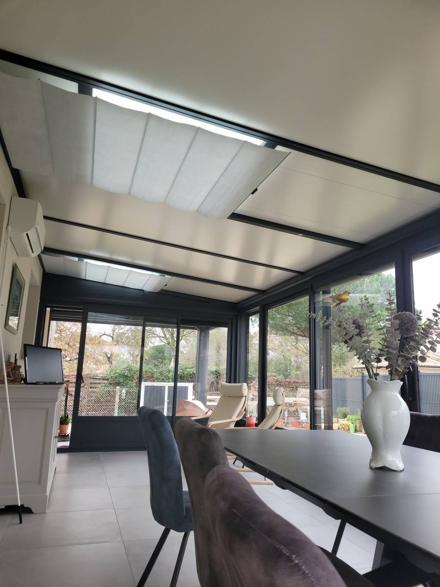 pose de store anti chaleur fabriqué sur mesure pour isoler vos puits de lumière de véranda