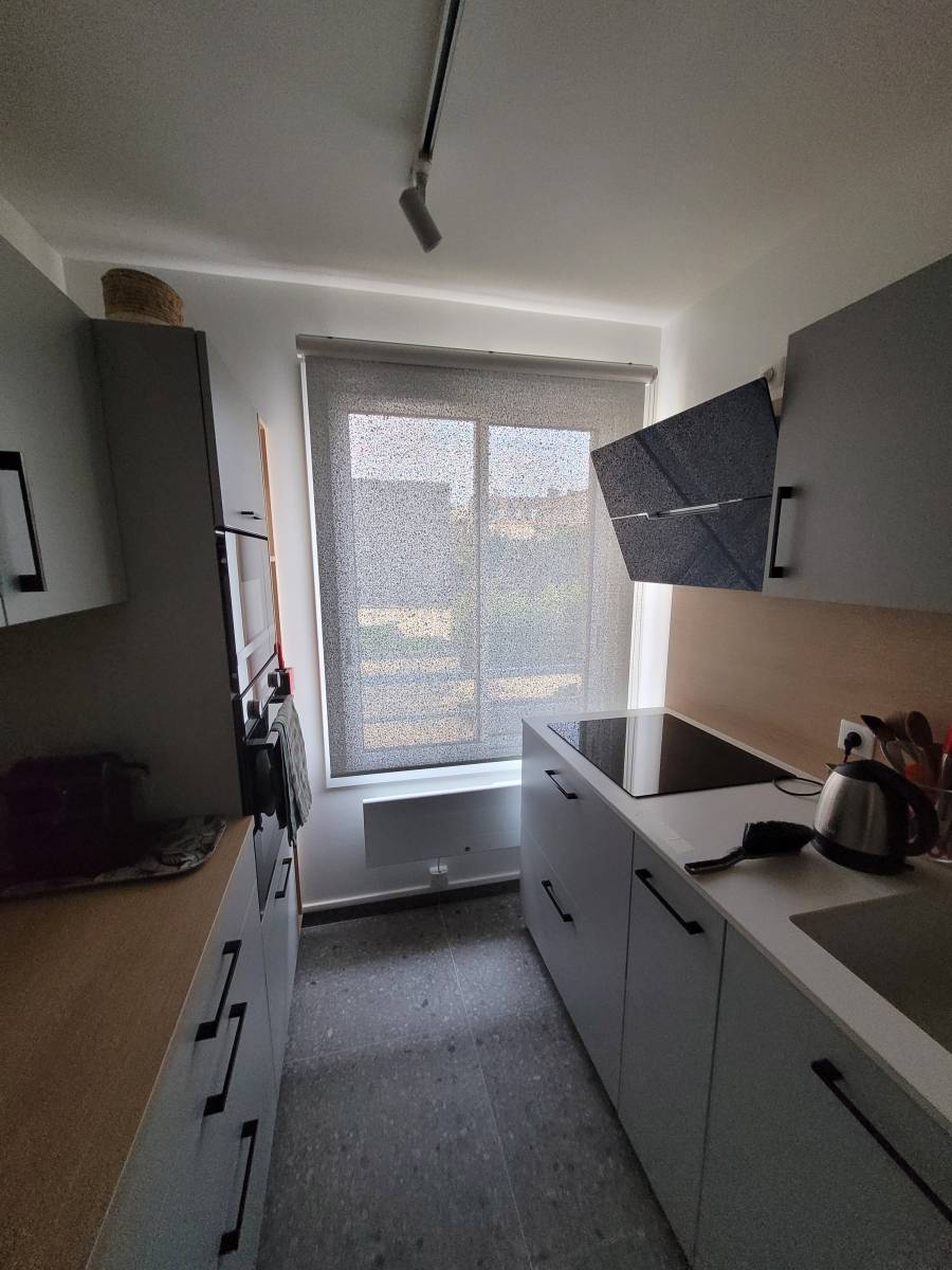 Pose de store anti chaleur dasn Bordeaux pour protéger la fenetre de la cuisine de nos clients orientée plein sud