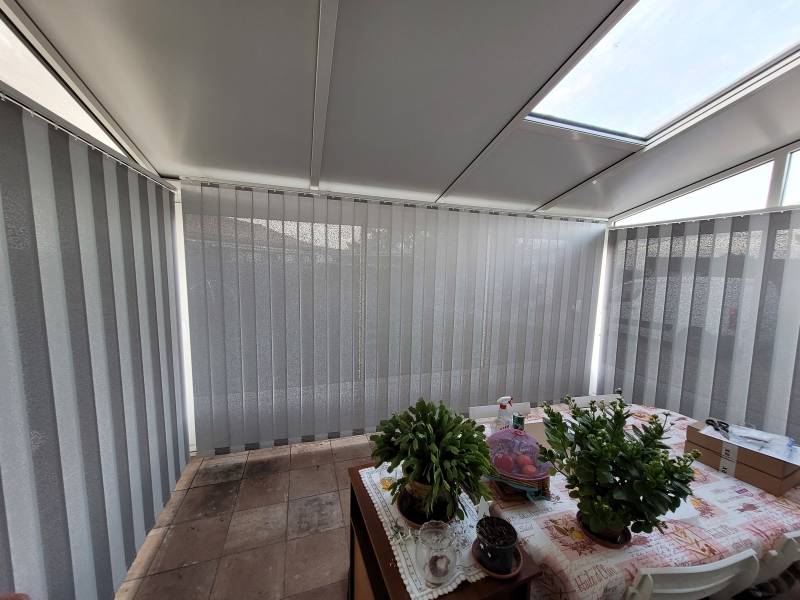 Solution de stores anti chaleur, solution efficace pour isoler votre véranda de la chaleur en été