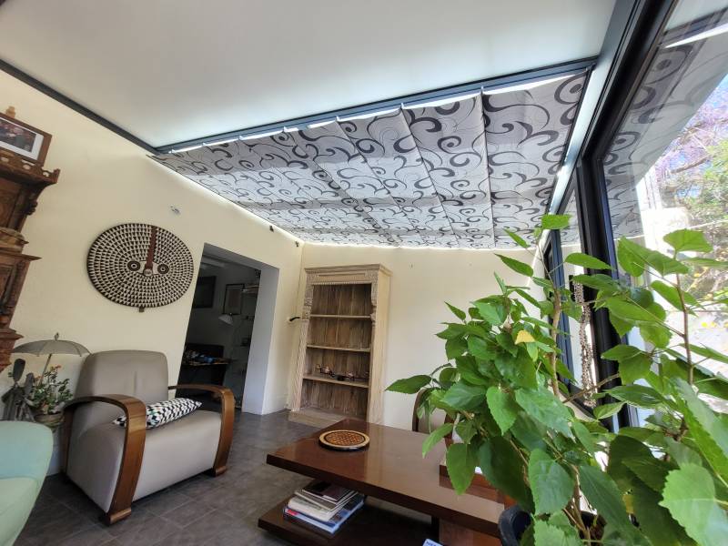 Pose de store anti chaleur sur mesure pour protéger la toiture de véranda de nos clients basés à Mérignac en Gironde