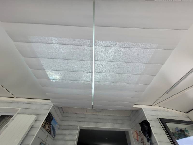 Conseil et installation de stores anti chaleur de qualité, solution d'isolation thermique redoutable pour isoler votre véranda, toiture vitrée ou puits de lumière