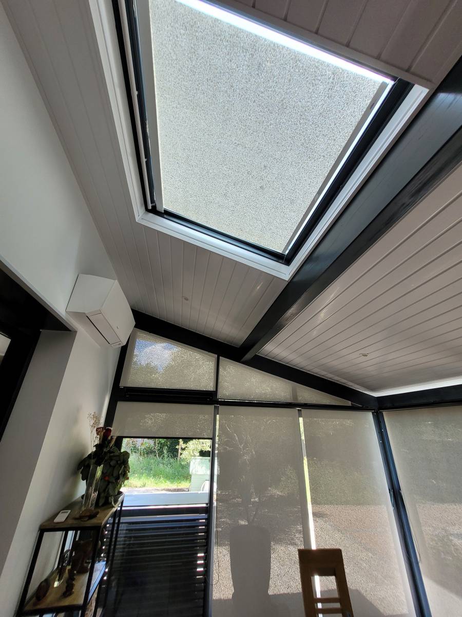 Pose de stores anti chaleur sur mesure spécialement conçus pour isoler de la chaleur du soleil et limiter les déperditions de chaleur