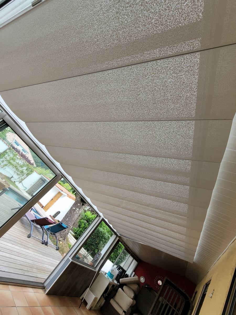 Pose de store anti chaleur en Gironde, stores intérieurs spécialement conçus pour isoler du soleil vos toitures vitrées, puits de lumière et véranda