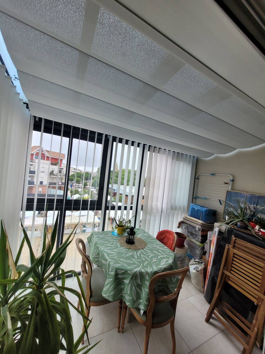Pose de stores anti chaleur fabriqué sur mesure pour isoler de la chaleur du soleil la toiture de vréanda de notre client basé à La Teste de Buche sur le bassin d'Arcachon