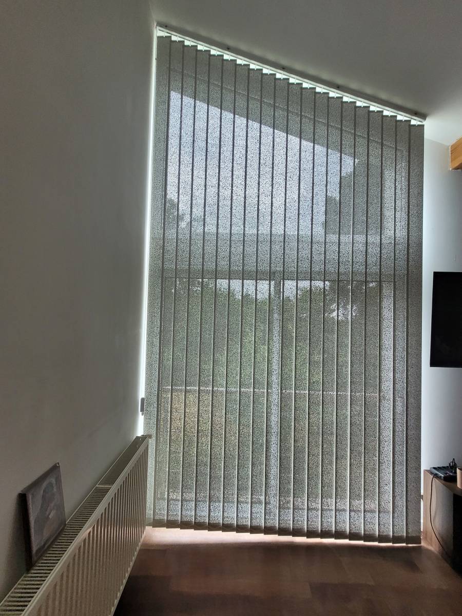 Pose d'un store anti chaleur Californien : store à bandes orientable à 360% spécialement conçu pour isoler de la chaleur et du froid vos baies vitrées