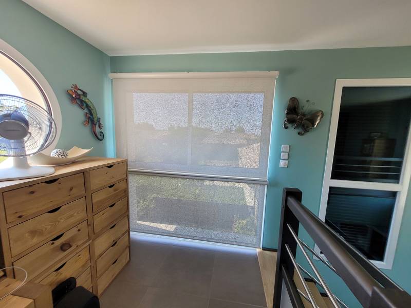 Pose de store enrouleur anti chaleur pour isoler efficacement la fenêtres de nos clients basés sur Lalande de Fronsac en Gironde