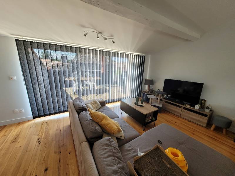 Pose de stores anti chaleur à bandes orientables à 360° pour protéger efficacement de la chaleur  du soleilles baies vitrées coulissantes de nos clients de Portets au sud de Bordeaux en Gironde