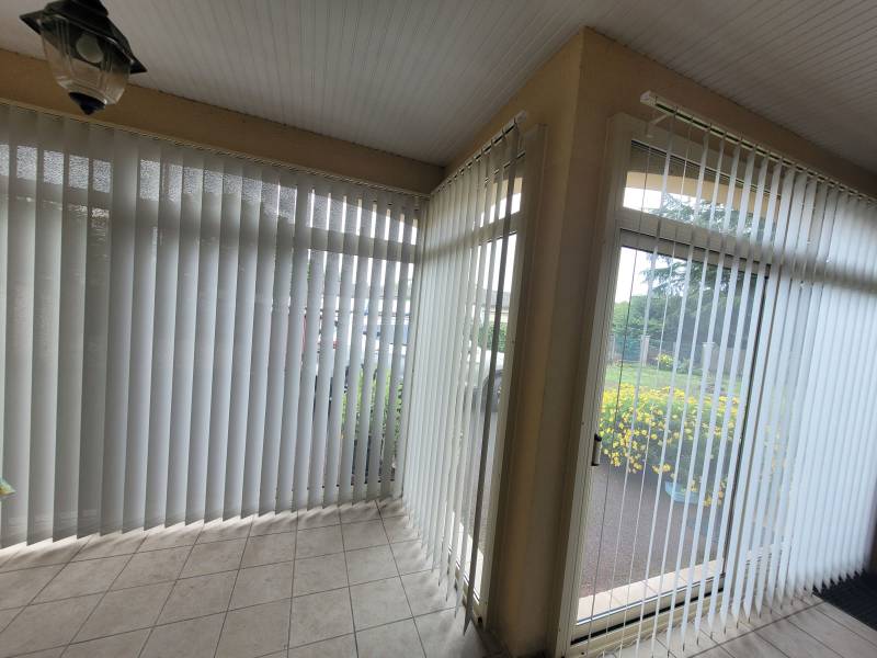 Pose de stores anti chaleur sur mesure parfaitement conçue pour lutter contre la chaleur du soleil dans votre véranda ou derrière vos baies vitrées