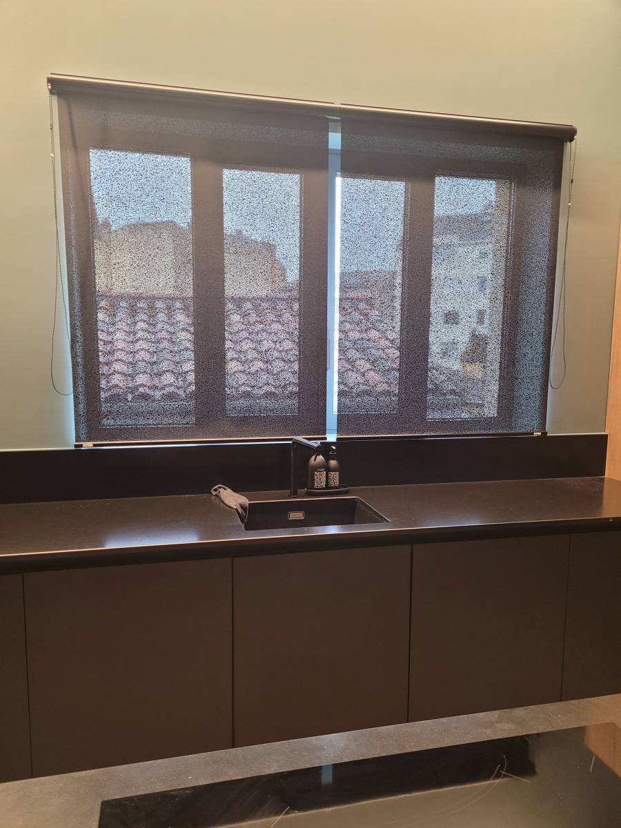 Pose de stores anti chaleur enrouleur Vertigo de qualité et parfaitement adaptés pour protéger de la chaleur du soleil vos fenêtres, baies coulissantes ou fixes, vos portes fenêtre, vérandas ...