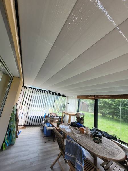 Pose de store anti chaleur spécialement conçu pour isoler de la chaleur du soleil la toiture de véranda de nos clients basés à St Pardon de Conques en Gironde
