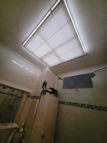 Pose de stores intérieur fabriqués sur mesure pour isoler de la chaleur du soleil les puits de lumière de nos clients situés sur Bordeaux en Gironde