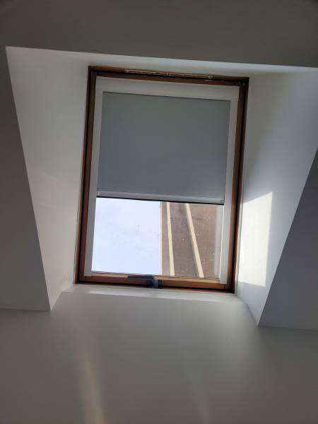 Pose de stores sur mesure pour fenêtre de toit  pour augmenter la confort thermique et visuel de l 'appartement de nos clients situés en plein Bordeaux,