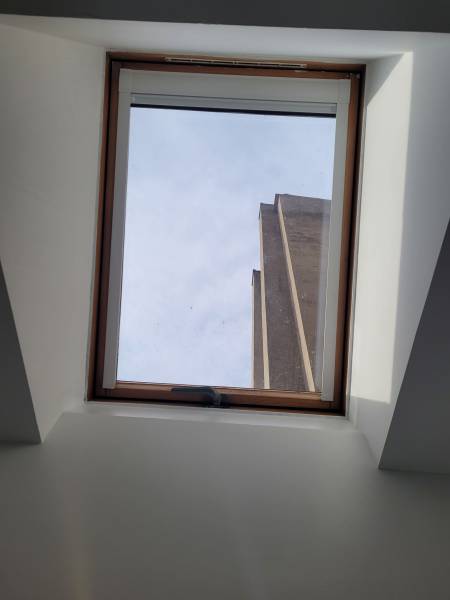 Conseil et pose de stores enrouleurs occultants pour protéger du soleil et de la luminosité l'appartement de nos clients situés dans Bordeaux