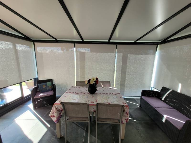 Pose de stores enrouleurs isolants été comme hiver pour équiper la véranda de nos clients situés à Auros en Gironde