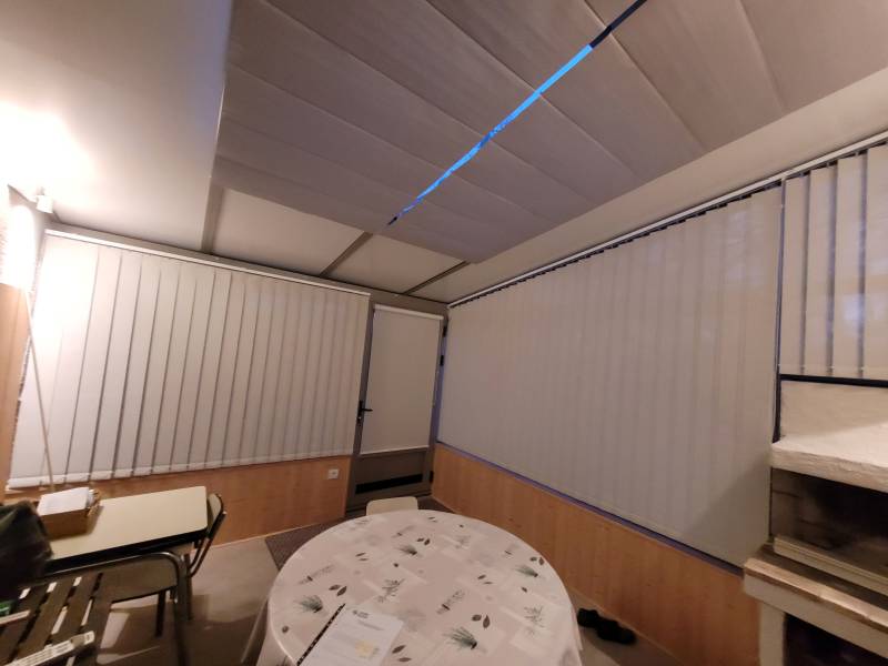 Installation de store anti chaleur Californien en Gironde : store interieur à bandes orientables parfaitement adaptés aux parois en forme trapèze