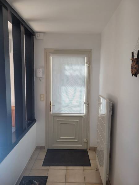 Pose, à Villenave d'Ornon en Gironde, de stores enrouleur anti chaleur pour isoler la porte virée de nos clients orientée plein sud