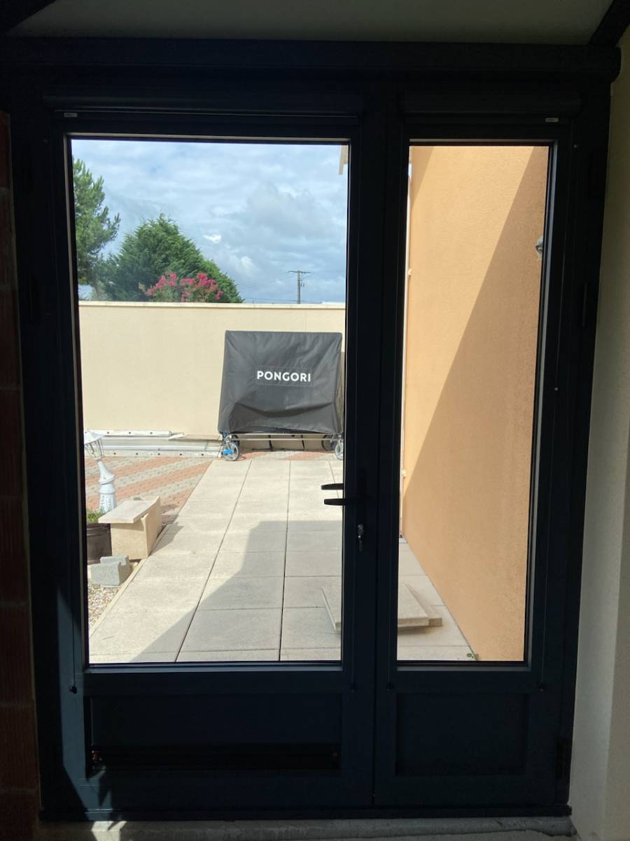 Store enrouleur fabriqué sur mesure pour isoler les baiies, fenetres et portes fenetre de la véranda de nos clients de Martillace au sud de Bordeaux