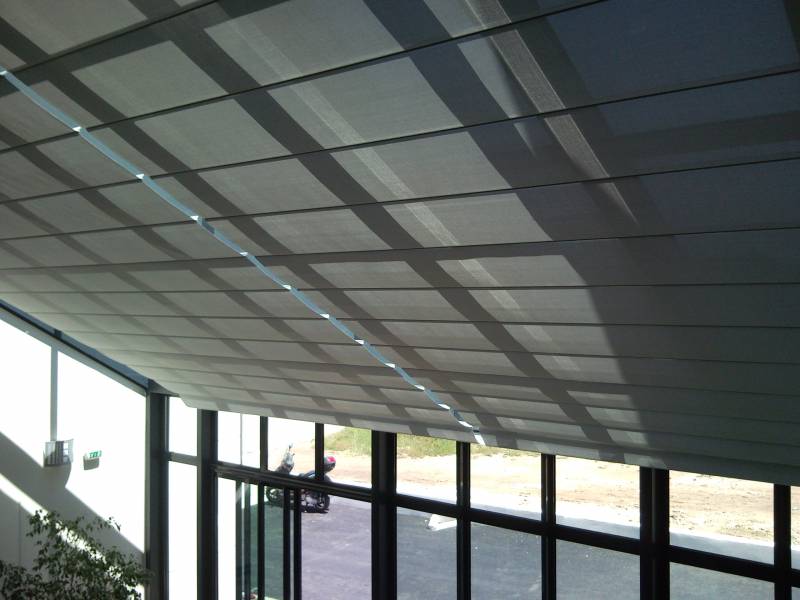 Pose de store anti chaleur pour isoler efficacement de la chaleur du soleil, des UV, protéger le mobilier  et éviter les éblouissement tout en gardant de la transparence et de la luminosité