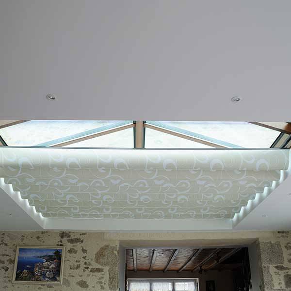 Stores anti chaleur EVADA, stores vélum ; store anti chaleur vélum sur rails manuel , stores pour puits de lumière