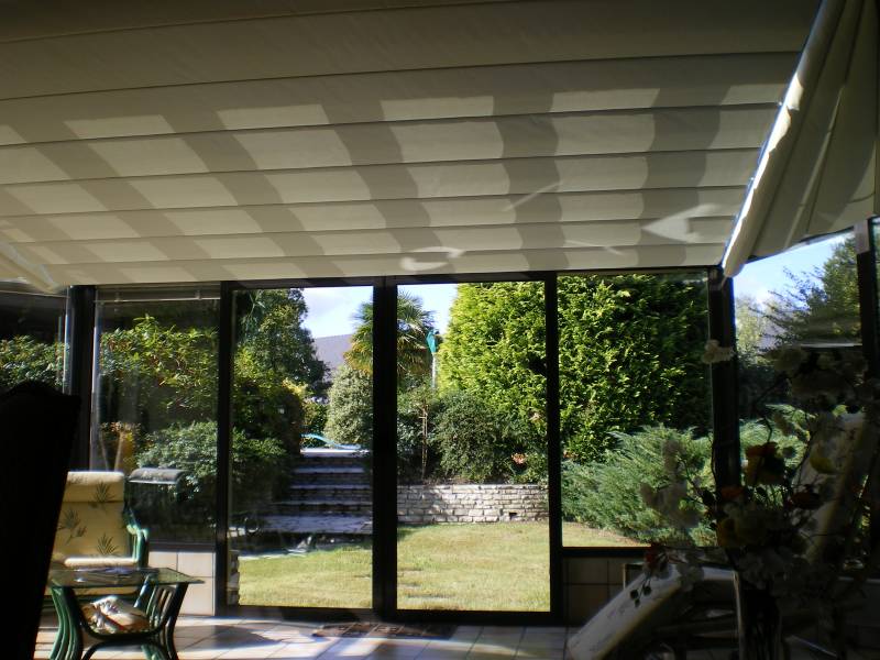 Store isolant SOLARIA: store anti chaleur vélum sur rails, manipulation manuelle ou motorisée, stores pour toiture de véranda, puits de lumière et verrière